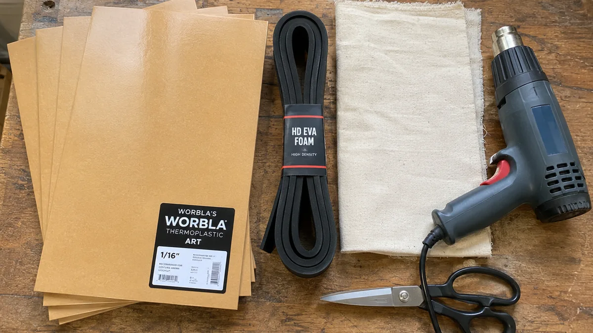 Materiali per realizzare una cerniera per armatura cosplay: fogli di Worbla, gomma EVA ad alta densità, tessuto di tela e pistola termica su un tavolo da laboratorio