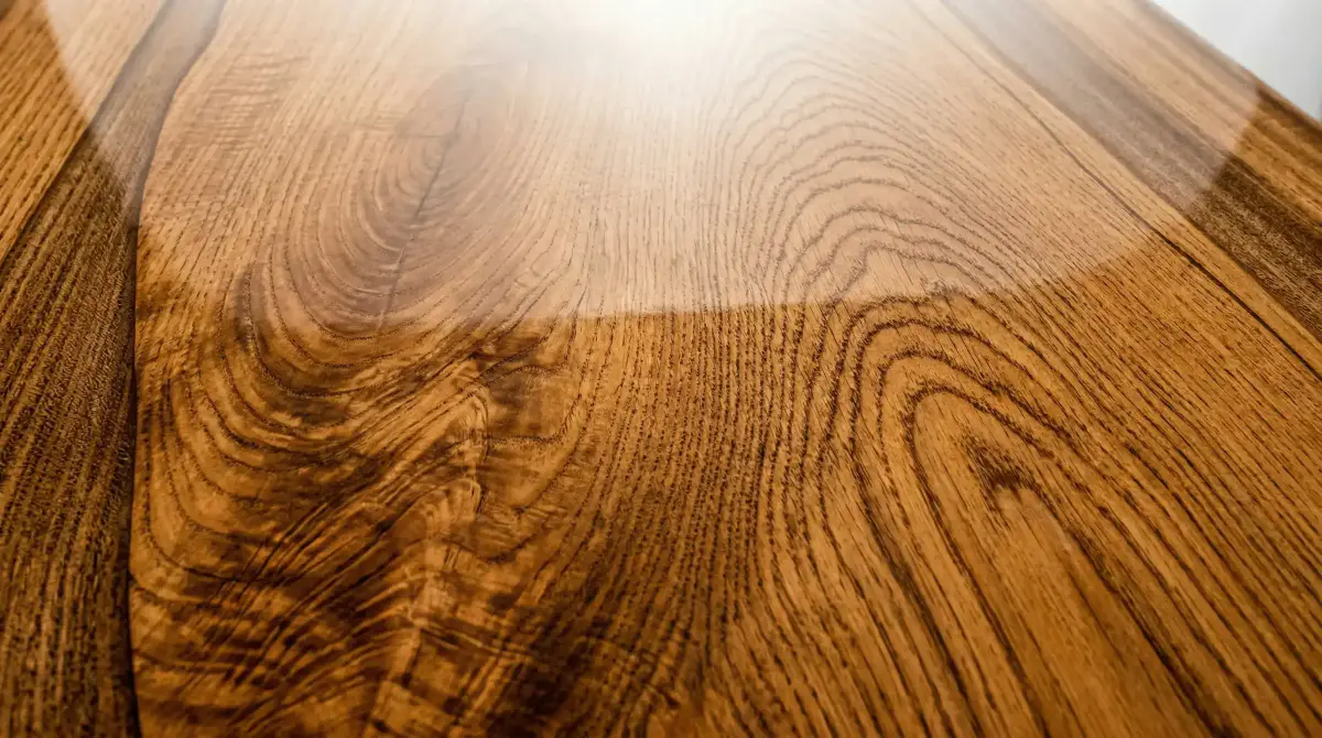 Finition miroir de résine époxy transparente polymérisée sur plateau en bois naturel