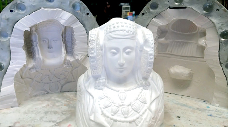 Shell mold and copy of a miniature of La Dama de Elche made with Silastic 3481 silicone and white polyurethane resin EasyFlo 120