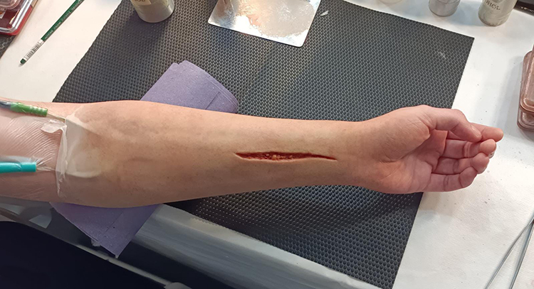 Ficticio de brazo con laceración para prácticas de sutura. Pieza realizada en silicona por David Ambit.