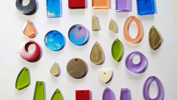 Cómo hacer piezas de joyería con resina epoxi transparente